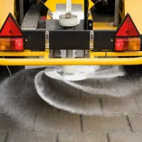 truck-spreading-salt