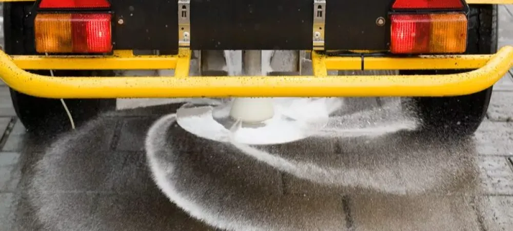 truck-spreading-salt